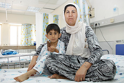 מוחמד ואמו. ילד עיראקי שטופל לאחרונה בוולפסון  (צילום: שילה שלהבת) (צילום: שילה שלהבת)