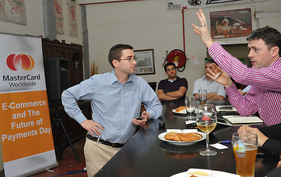 גארי ליונס (מימין) במפגש עם יזמים ישראלים (צילום: באדיבות מורג ביתן) (צילום: באדיבות מורג ביתן)
