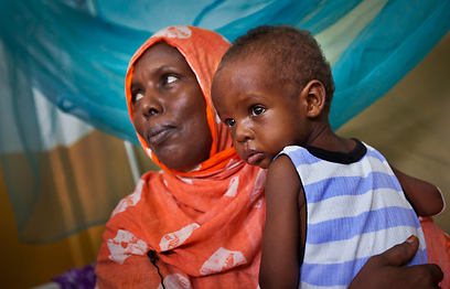 מדינה מוכת רעב. סומלית ובנה בן השנה (צילום: AP) (צילום: AP)