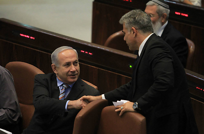Lapid with Netanyahu in Knesset (Photo: Gil Yohanan)