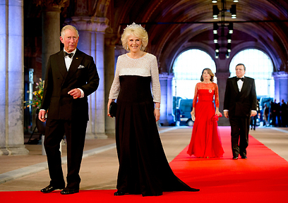 אורחי המלכה. הנסיך הבריטי צ'רלס ורעייתו קמילה (צילום: AP) (צילום: AP)