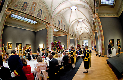 המלכה ערכה ארוחת ערב שבה השתתפו בני האצולה האירופית (צילום: AFP) (צילום: AFP)