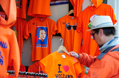 עבודה רבה לבעלי הדוכנים. תייר בוחן חולצת "אני אוהב את הולנד" (צילום: EPA) (צילום: EPA)