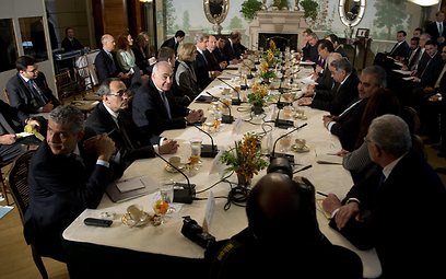 פגישת הבכירים האמריקנים ונציגי הליגה הערבית (צילום: AP) (צילום: AP)