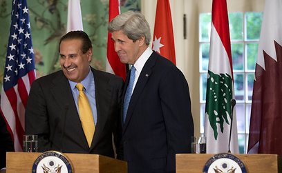 קרי במסיבת עיתונאים עם ראש הממשלה א-תאני (צילום: AP) (צילום: AP)