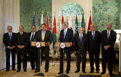 קרי ונציגי שש המדינות הערביות שביקרו בוושינגטון (צילום: AP) (צילום: AP)