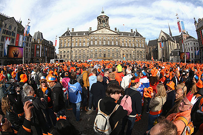 חגיגה כתומה ברחובות אמסטרדם (צילום: gettyimages) (צילום: gettyimages)