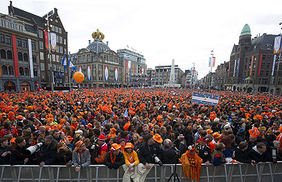 המוני הולנדים חוגגים את "יום המלכה" ההיסטורי (צילום: AFP) (צילום: AFP)
