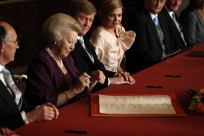 החתימה שהפכה את וילם-אלכסנדר למלך הולנד החדש (צילום: AFP) (צילום: AFP)