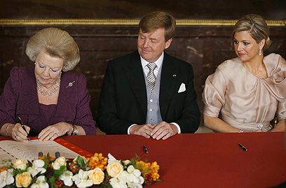 החתימה שהפכה את וילם-אלכסנדר למלך הולנד החדש (צילום: AP) (צילום: AP)