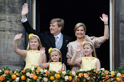יחי המלך - וגם המלכה! הזוג ושלוש בנותיו (צילום: AFP) (צילום: AFP)