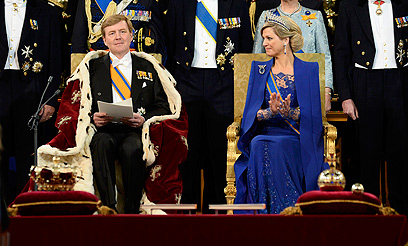 בגדי המלך והמלכה החדשים (צילום: רויטרס) (צילום: רויטרס)