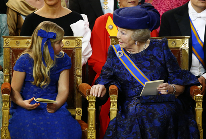 המלכה ביאטריקס והמלכה לעתיד קתרינה אמליה (צילום: AP) (צילום: AP)