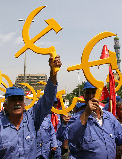 פעילי המפלגה הקומוניסטית בעיראק צעדו ברחובות בגדד (צילום: EPA) (צילום: EPA)