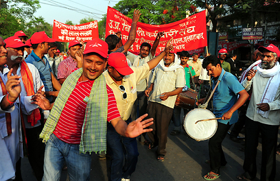בהפגנת האיגודים המקצועיים באללהבאד שבהודו היו גם ריקודים (צילום: AFP) (צילום: AFP)