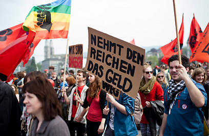 מפגינים בשווייץ (צילום: EPA) (צילום: EPA)