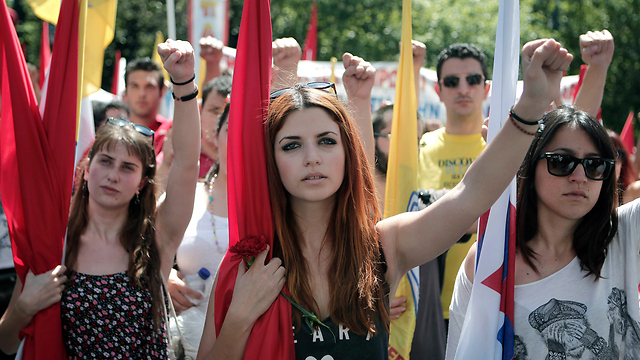 חיים במדינה קורסת. צעירים יוונים בהפגנת 1 במאי האחרונה באתונה (צילום: רויטרס) (צילום: רויטרס)