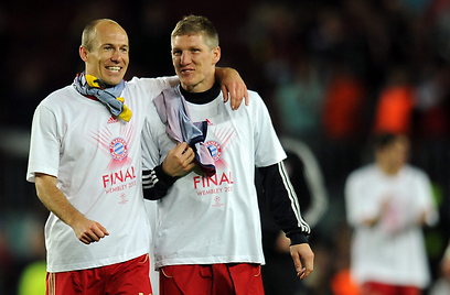 שויינשטייגר ורובן עם חולצת הגמר (צילום: AFP) (צילום: AFP)