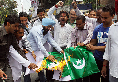 רגעי זעם. הודים שורפים את דגל פקיסטן בעיר אמריטסר ההודית (צילום: EPA) (צילום: EPA)