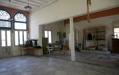 הליוואן (החלל המרכזי של הבית) לפני ששוחזרה החלוקה המקורית לחדרים (צילום: גד ססובר) (צילום: גד ססובר)