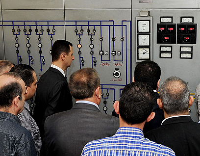 אסד בביקור בתחנת כוח בדמשק לרגל אחד במאי (צילום: AP) (צילום: AP)