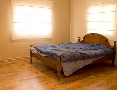 חדר השינה. תקציב נמוך (צילום: עופר קינן) (צילום: עופר קינן)