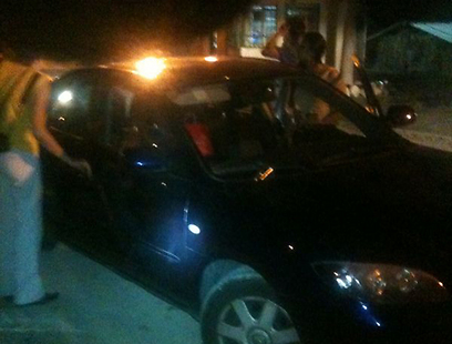 המכונית שנפגעה מהירי הערב (צילום: יהושע שטראוס - סוכנות תצפית) (צילום: יהושע שטראוס - סוכנות תצפית)