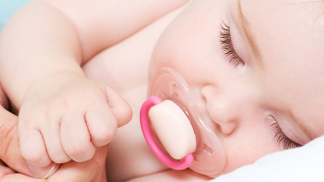 רוצים להפחית את הסיכון? תנו לתינוק לישון עם מוצץ  (צילום: shutterstock) (צילום: shutterstock)