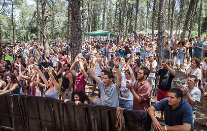 יער קסום ונפלא. הקהל בפסטיבל יערות מנשה (צילום: גיא פריבס) (צילום: גיא פריבס)