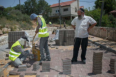 פועלים פלסטינים בונים את נחליאל (צילום: אוהד צויגנברג) (צילום: אוהד צויגנברג)