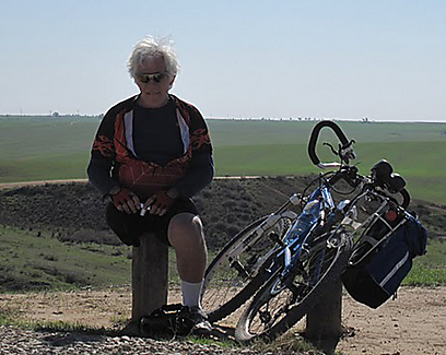 על אופניים עם שתי פדלים ורגל אחת - ד"ר הלל אדמוני (צילום: באדיבות עמותת אתגרים) (צילום: באדיבות עמותת אתגרים)