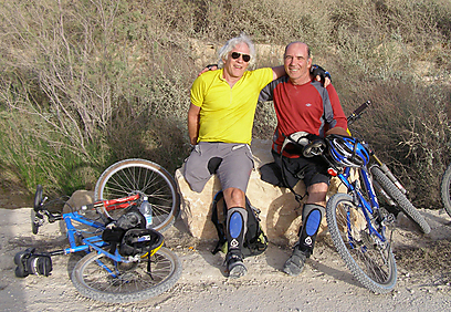 לרכוב על אופניים עם שתי רגליים שמאליות (צילום: באדיבות עמותת אתגרים) (צילום: באדיבות עמותת אתגרים)