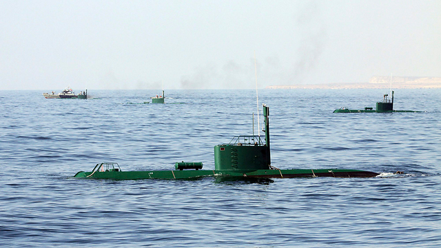 Iranian army hold naval drill (Photo: AP)