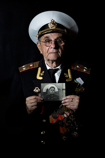 אורלוב נאום, בן 88, בביתו בראשון לציון. התגייס לצבא האדום ב-1943 ולחם בקייב, בברלין ובפראג. המשיך לשרת בחיל הים לאחר המלחמה. עלה ארצה ב-1990.  (צילום: EPA) (צילום: EPA)