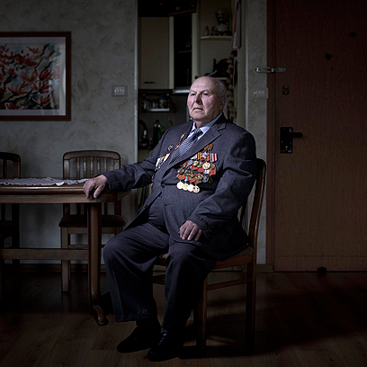גרגורי סטינמן, בן 87, בביתו באשדוד. התגייס לצבא האדום ב-1943 ושירת בבלרוסיה עד לפציעתו בינואר 1945. הוא השתחרר ב-1950 ועלה לישראל ב-1991.  (צילום: AP) (צילום: AP)