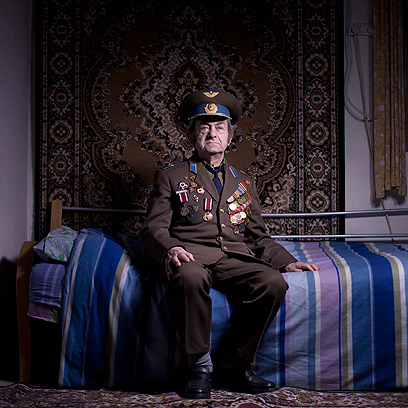 אהרון קבישנר בביתו באשקלון. התגייס לצבא האדום ב-1942 כטכנאי מטוסים ושירת ביחידה אוקראינית. הוא עלה לישראל ב-1991. (צילום: AP) (צילום: AP)