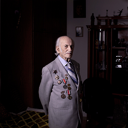 סמיון צוונג, בן 89, בביתו באשקלון. התגייס לצבא האדום ב-1941 ושירת ביחידה אוקראינית. נלחם בקייב, בפראג ובברלין. עלה לישראל ב-1991.   (צילום: AP) (צילום: AP)