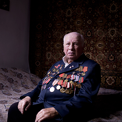 מדביי גרשמן, בן 90, בביתו באשקלון. התגייס לחיל האוויר הסובייטי ב-1941. אחר כך הועבר ליחידה צבאית ונלחם באוקראינה. השתתף גם בקרב על ברלין ובמסגרתו בקרב הידוע על הרייכסטאג. עלה ארצה ב-1990.  (צילום: AP) (צילום: AP)