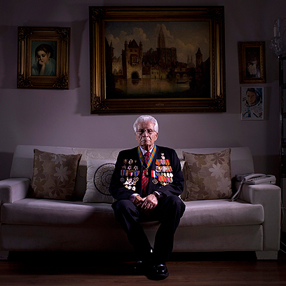 שלום סקופס, בן 88, בביתו בתל-אביב. סקופס היה מפקד גדוד בצבא האדום ונלחם בלטביה. הוא נפצע בקרב מרימון יד ואושפז עד 1945. כעבור שנתיים השתחרר ועלה ארצה ב-1959.  (צילום: AP) (צילום: AP)