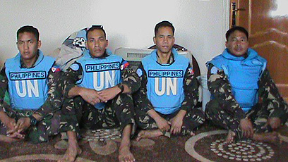 ארבעת הפקחים החטופים בתמונה שפרסמו המורדים ()