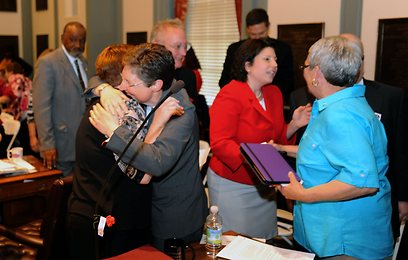 חגיגות בסנאט בדלאוור לאחר אישור נישואים חד מיניים (צילום: AP) (צילום: AP)