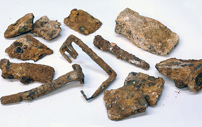 המפתח, יתדות ושאר כלים שנמצאו (צילום: קלרה עמית, באדיבות רשות העתיקות) (צילום: קלרה עמית, באדיבות רשות העתיקות)
