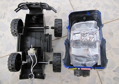 מכונית הצעצוע, ללא השלט ועם החלק העליון מופרד  (צילום: עידו גנדל) (צילום: עידו גנדל)