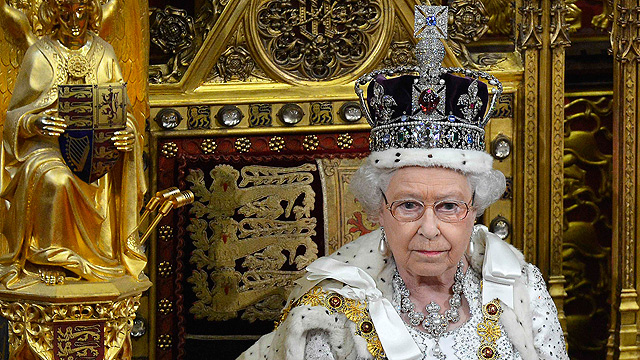 "המלכה תכננה להכות את הרודן ב'חרב הפנינים' המפוארת" (צילום: Gettyimages) (צילום: Gettyimages)