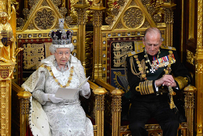 המלכה נואמת. בכתר 3,000 יהלומים (צילום: Gettyimages) (צילום: Gettyimages)