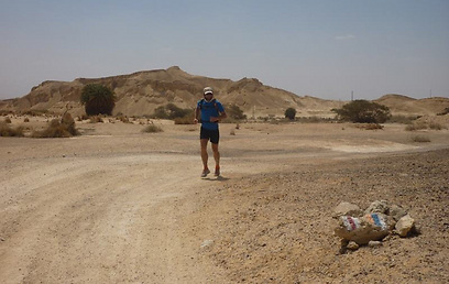 התוואי בדרום הארץ קשה משחשבתי. בולס רץ בנוף המדברי (צילום: דב גרינבלט) (צילום: דב גרינבלט)
