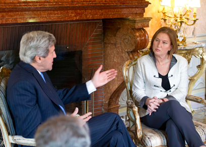 Livni and Kerry. 'As much as she influenced him – she only helped Israel and Netanyahu (Photo: Reuters)