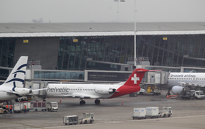 מטוס המטען משווייץ שממנו נשדדו היהלומים. נמל התעופה בבריסל (צילום: AP) (צילום: AP)