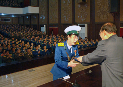 "אסירת תודה למנהיג המכובד". רי בטקס הענקת העיטור (צילום: AFP) (צילום: AFP)