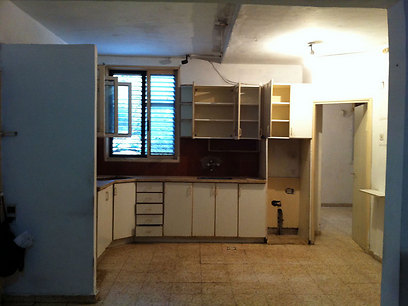 המטבח לפני השיפוץ ובמקום הקודם שלו בדירה (צילום: קרן רוזנר) (צילום: קרן רוזנר)